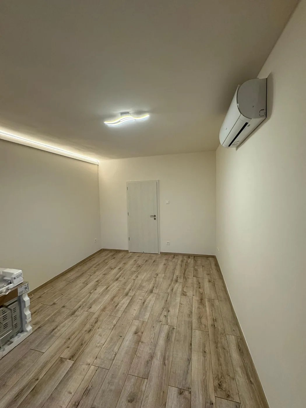 Burkolás - Laminált parketta egy lakásfelújítás után.